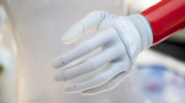La mano artificiale col tatto