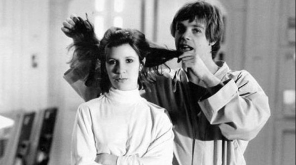 Carrie Fisher e Peter Hamill scherzano sul set